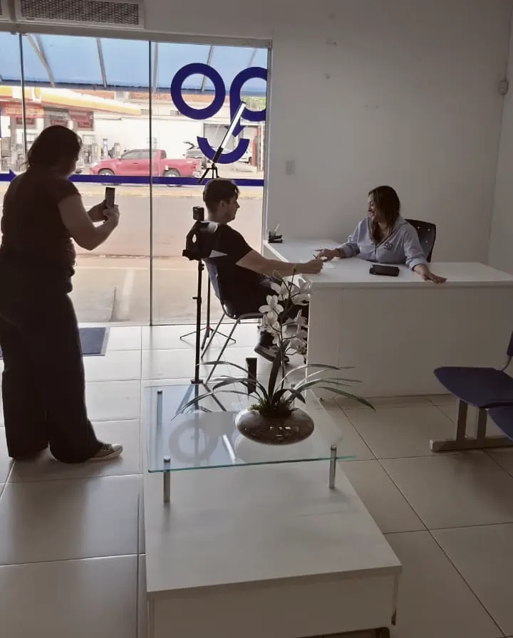Maibi gravando entrevista com clientes na loja